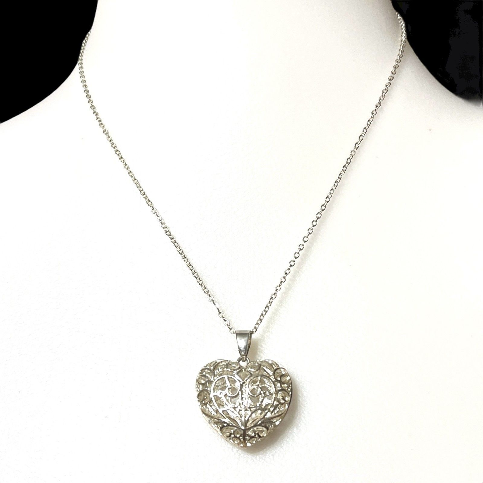 Silver Tone Filigree Puffy Heart Pendant Necklace Romantic Scrollwork Retro 20 14$